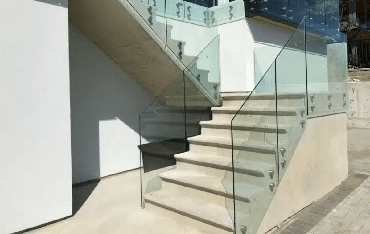 Glass Railing Installation for Villas in Dubai